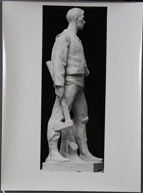 Ladislav Beisetzer, Ladislav Šichman, Neznámy autor – Pomník štrajku drevorubačov na Pohroní v Polomke. Postava drevorubača (model). Bočný pohľad. 