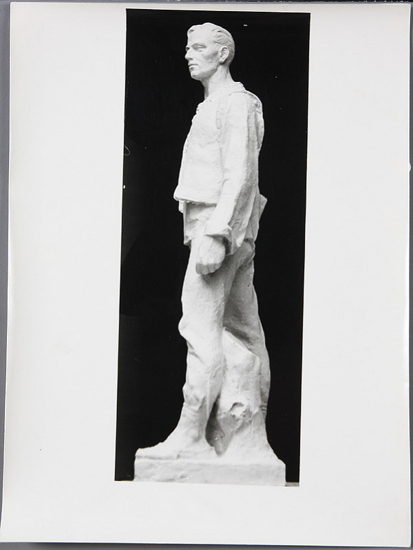 Ladislav Beisetzer, Ladislav Šichman, Neznámy autor – Pomník štrajku drevorubačov na Pohroní v Polomke. Postava drevorubača (model). Bočný pohľad 