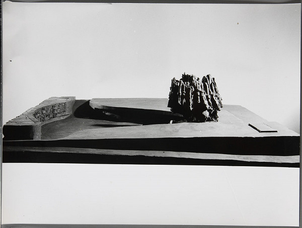 Ladislav Beisetzer, Ladislav Snopek, Neznámy autor – Súťaž na pomník SNP v Bratislave. Model pomníka (bočný pohľad). 