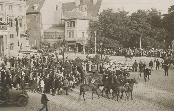 Milan Michal Harminc – Dobové fotografie Bratislavy z prvej polovice 20. storočia. Hviezdoslavovo námestie. 