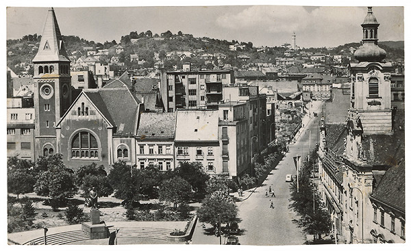 Milan Michal Harminc – Dobové fotografie Bratislavy z prvej polovice 20. storočia. Stalinovo námestie/Námestie SNP. 