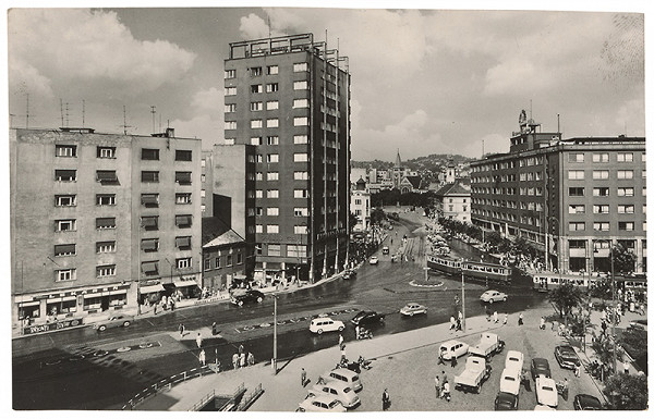 Milan Michal Harminc – Dobové fotografie Bratislavy z prvej polovice 20. storočia. Kamenné námestie.  