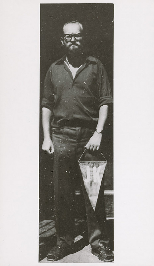 Július Koller – Archív JK/Autoportrét s s vlajočkou JK  