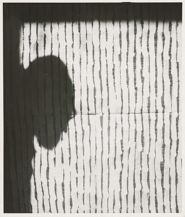 Július Koller – Archív JK/Autoportrét JK s obrazom Dotyky b (anti-obraz)  