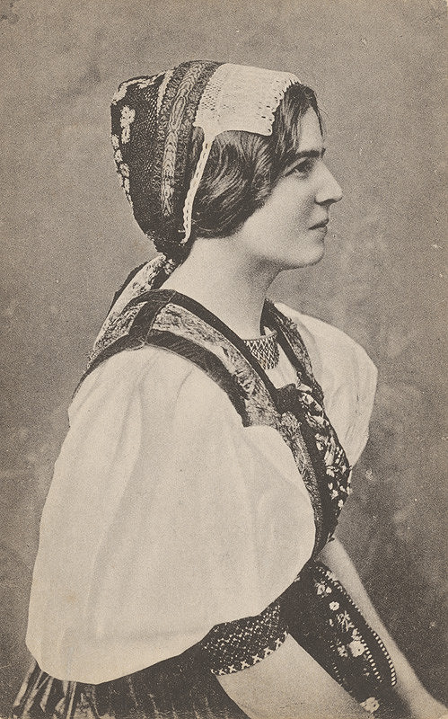 Pavol Socháň – Ženská polpostava v kroji 