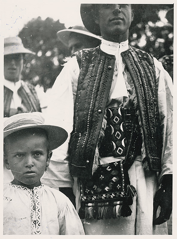 Irena Blühová – Bača s pastiermi v nedelu doma  