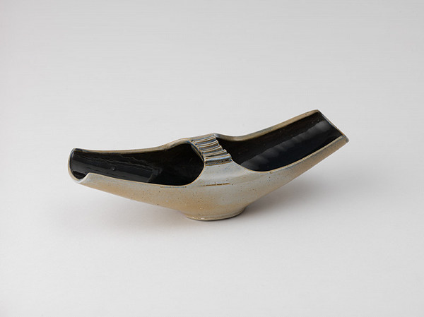 Julie Horová – Popolník podlhovastý čiernobiely 