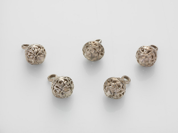 Slovenský remeselník z 18. storočia – Súbor gombíkov 