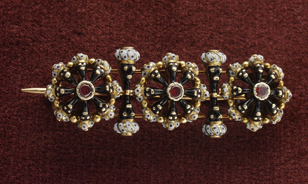 Stredoeurópsky zlatník z 19. storočia – Brošňa s morčičom 