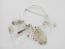 Jaroslav Kodejš – Brošňa s farebnými sklenenými detailami 