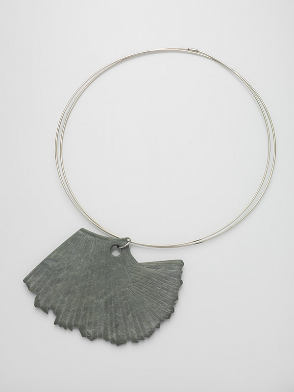 Ivo Burian – Náhrdelník I. Plisovaná sukienka 