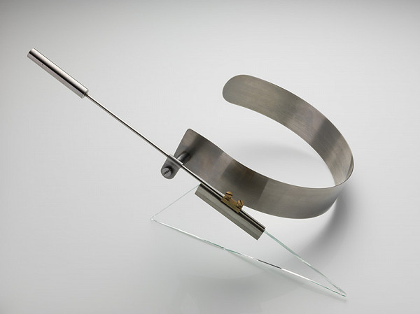 Vratislav Karel Novák – Váhadlo s objímkou hlavy - šperk 