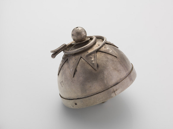 Stredoeurópsky zlatník z 19. storočia – Tepaný strieborný gombík 