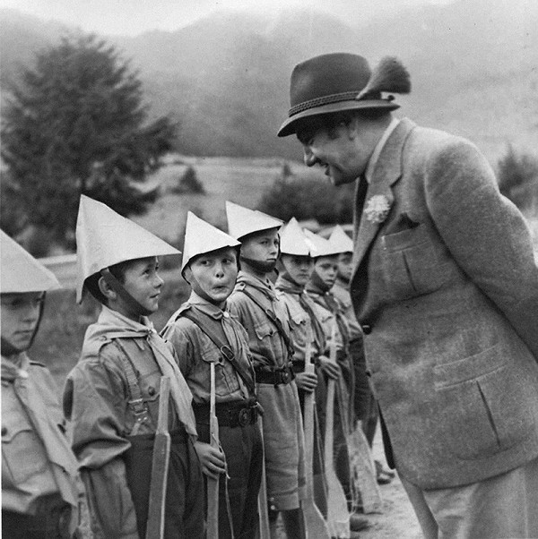 Neznámy autor – Vyslanec šéf Úradu propagandy Tido J. Gašpar a hlavný veliteľ Hlinkovej mládeže Alojz Macek navštívili tábory HM na Orave 