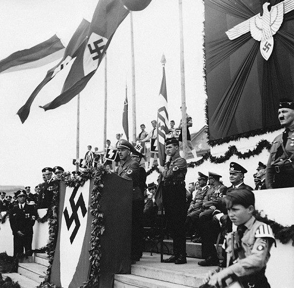 Neznámy autor – Deň nemeckých frontových vojakov zorganizovaný stranou nemeckej menšiny na Slovensku (Deutsche Partei) - Franz Karmasin pri prejave 