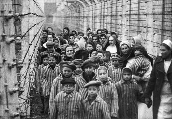 Neznámy autor – Po oslobodení koncentračného tábora Auschwitz – Birkenau v Osvienčime. V popredí Ľudovít Feld – v okuliaroch 
