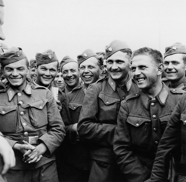 Jozef Cincík – Slovenskí vojaci v čase voľna na východnom fronte - Veselý rozhovor s veliteľom 