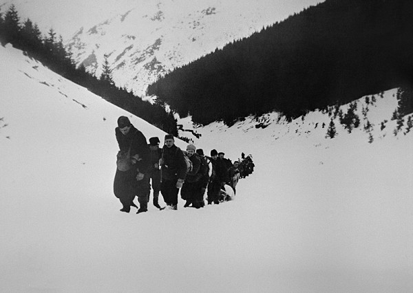 František Nový – Prechod partizánskej brigády Pomstiteľ cez front. Odpočinok na ceste z Magurky na Chabenec. 