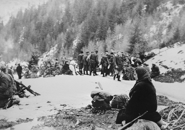 František Nový – Prechod partizánskej brigády Pomstiteľ cez front. Odpočinok na ceste z Magurky na Chabenec. 