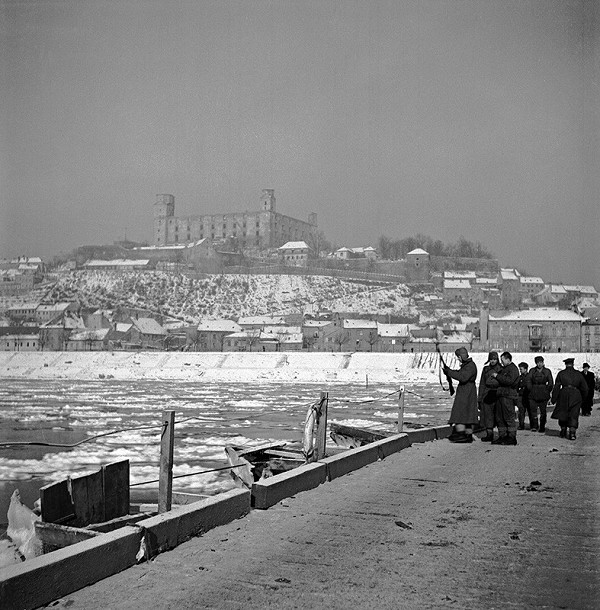Jozef Nový – Stavba pontónového mostu cez Dunaj vojakmi Červenej armády 