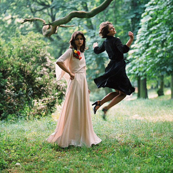 Pavel Janek – Módna story pre časopis Dievča, odev: žoržetové šaty  