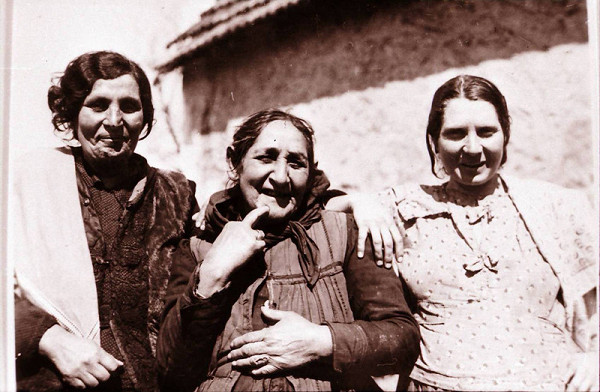 Jozef Kolarčík-Fintický – Švagriná, matka a manželka primáša Mača (z ľava), Petrovany 